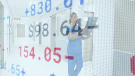 animación del procesamiento de datos financieros sobre una doctora biracial con escaneo de rayos x