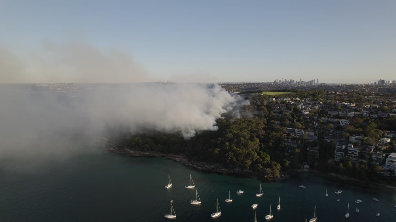 News Helicopter Above Sydney from Back burning fire El Nino 4K footage captures back burning, firefighting, smoke and helicopter rescues. May 29, 2023 Australia