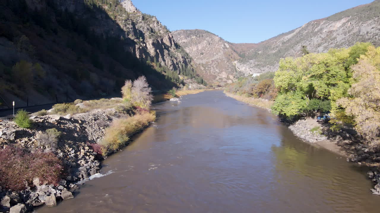 río colorado en el corazón de glenwood springs canyon resort, estados unidos toma de avión no tripulado del río colorado que fluye a través de la ciudad de glenwood springs