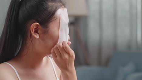 mujer aplicando tratamiento facial