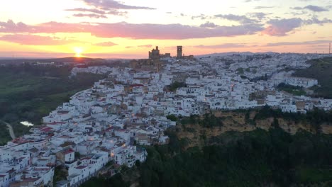 ciudad blanca en el acantilado al atardecer
