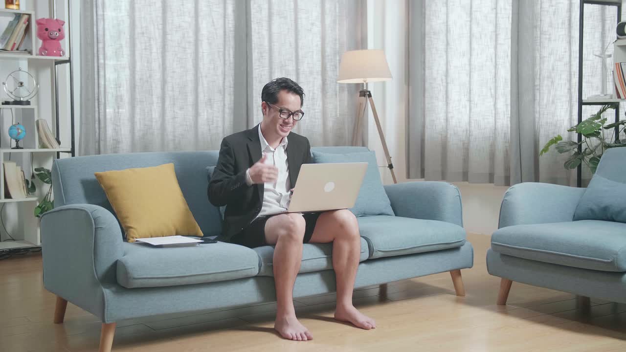 캐주얼 옷을 입고 집에서 노트북으로 비디오 통화를 하는 남자