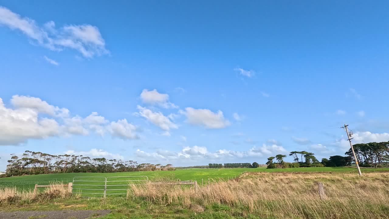 농장과 개방된 을 가진 시골 풍경
