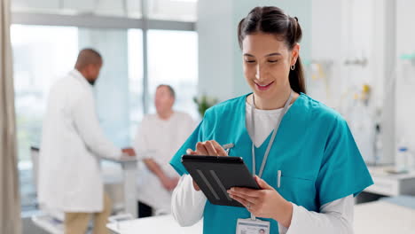 hospital, sonrisa y mujer con una tableta