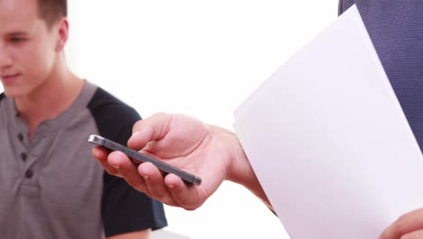 hombres que usan teléfonos móviles y computadoras