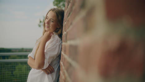 Mujer-Positiva-Sonriente-Inspirada