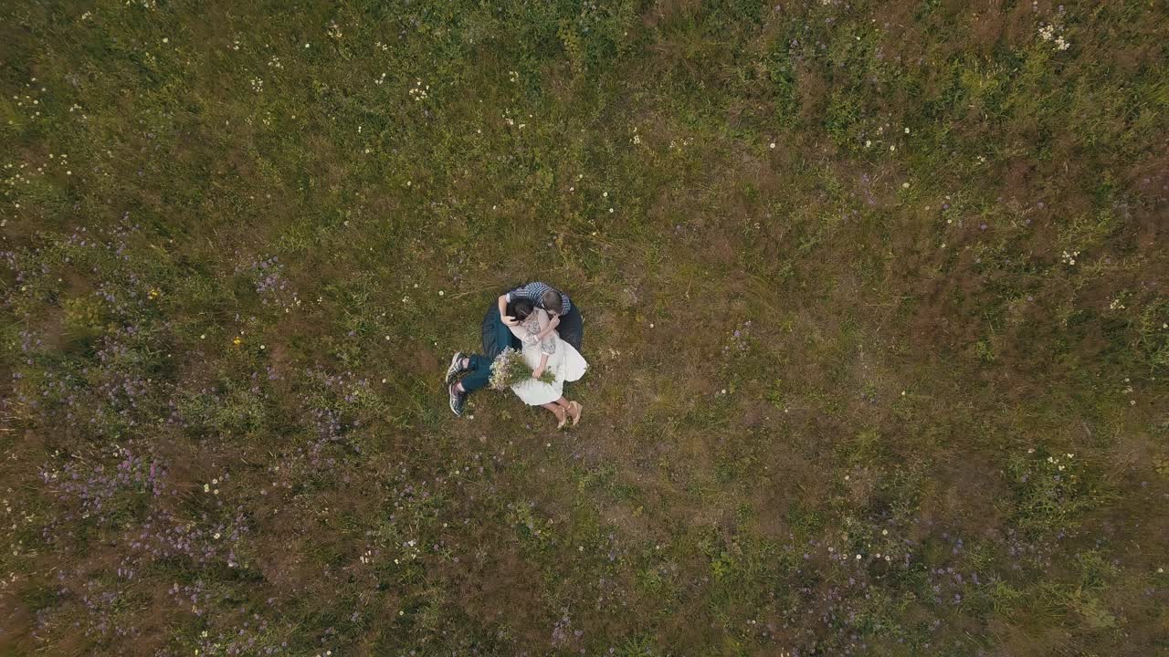 젊은 부부는 함께. 관계와 사랑. 행복. 사랑에 빠진 남자와 여자