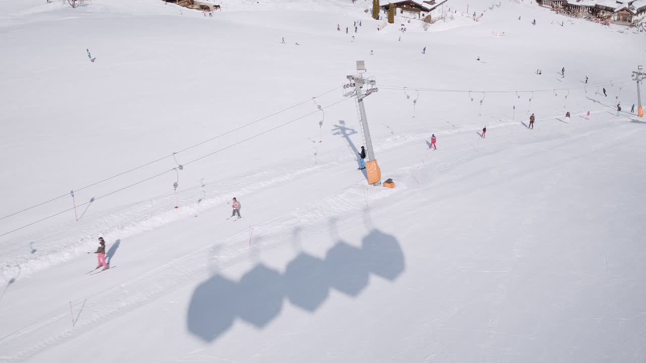 작은 오스트리아 스키 리조트의 느린 리프트