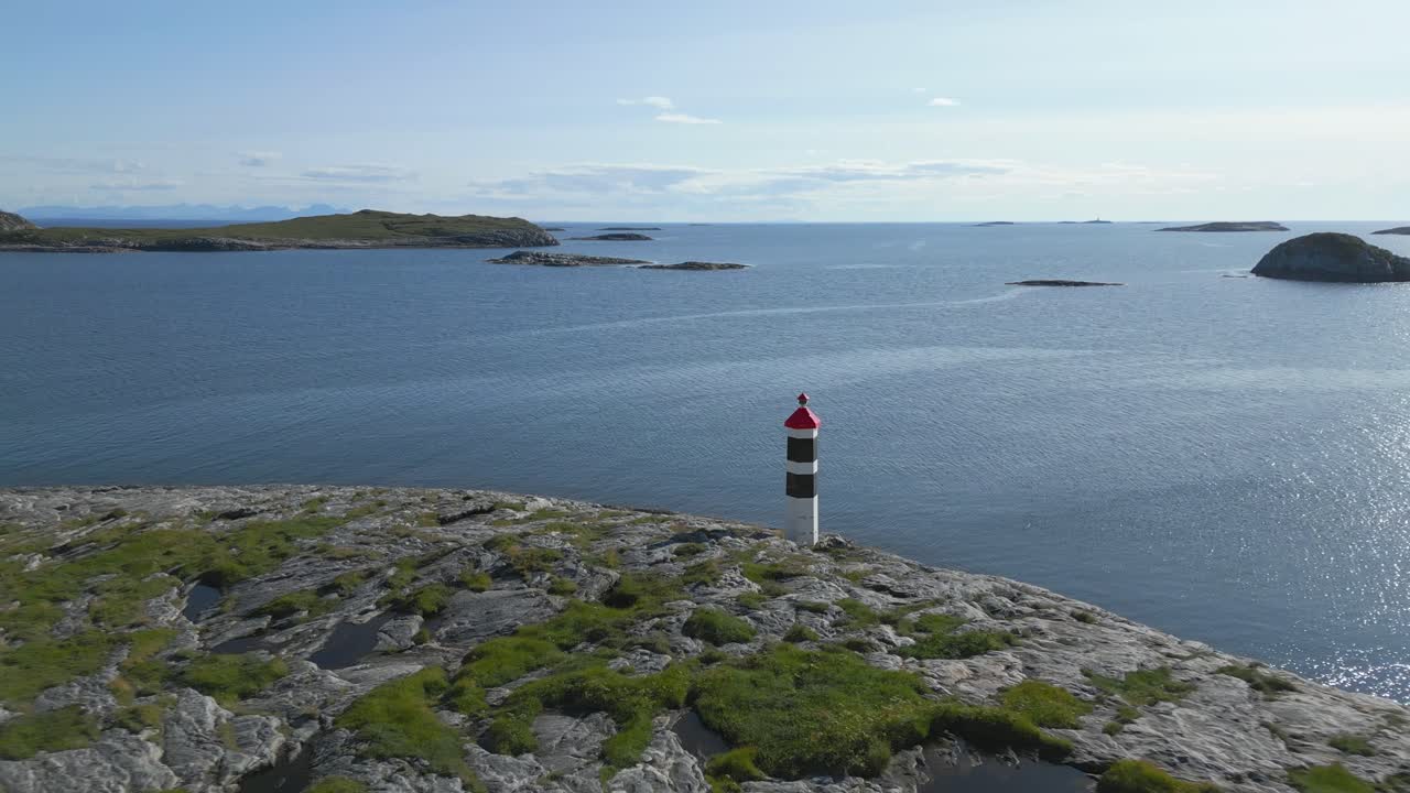 faro de luz con el océano azul como fondo