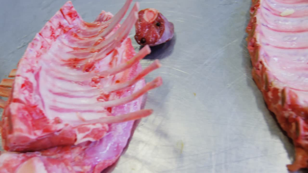 작업판 에 있는 동물 의 고기