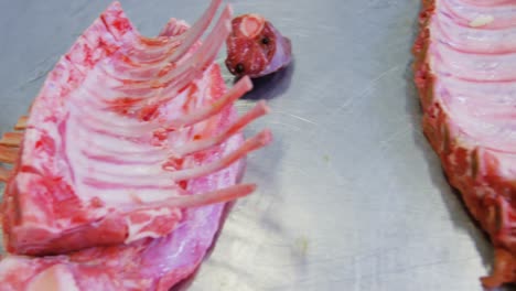 carne de animal en la encimera de trabajo