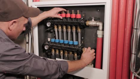 técnico de hvac instala sistemas de calefacción, ventilación y aire acondicionado