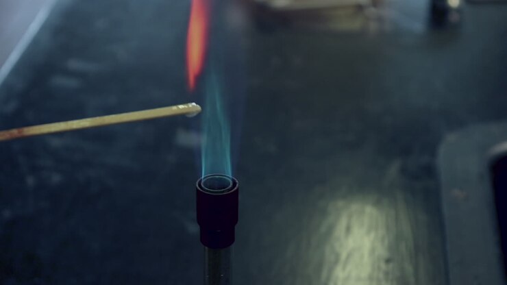 Primo piano del tentativo di test della fiamma di ioni di calcio con troppa acqua sulla bacchetta