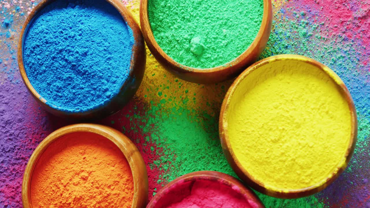 Video di polveri multicolori e ciotole con spazio per il testo su sfondo nero