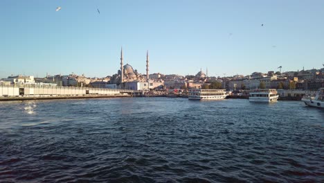 Noche,-Cinemática-En-Cámara-Lenta,-Una-Vista-Fascinante-De-Eminonu-Desde-Un-Ferry-En-El-Cuerno-De-Oro-En-Estambul