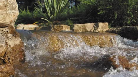 pequeña cascada en un jardín