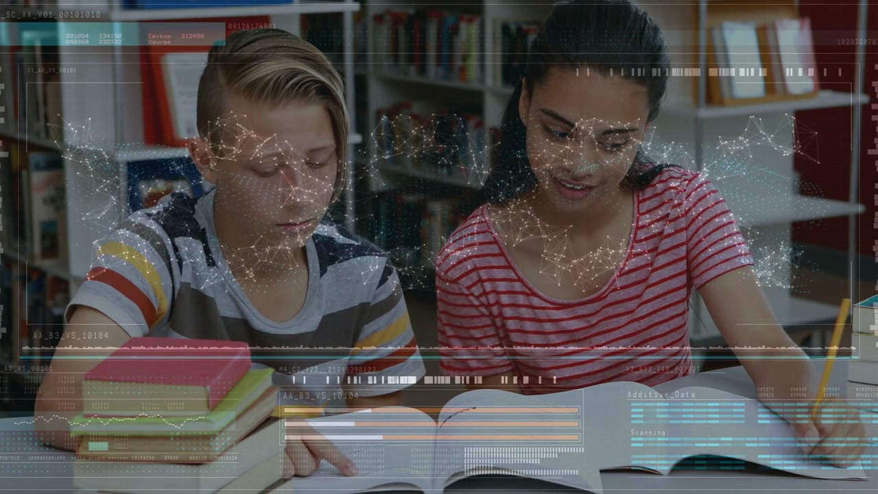 Video verticale: Apertura di libri, due adolescenti a strisce che studiano, leggono e prendono appunti in biblioteca, HUD