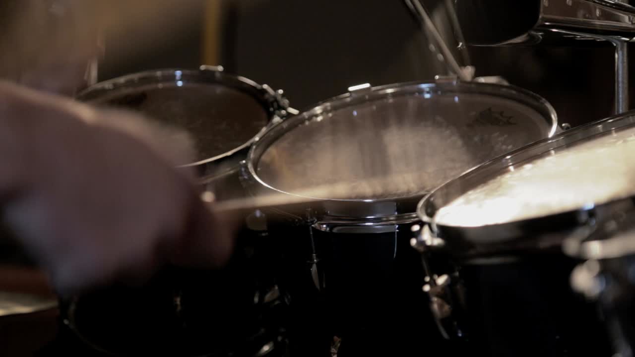un baterista tocando timbales, tocando un ritmo