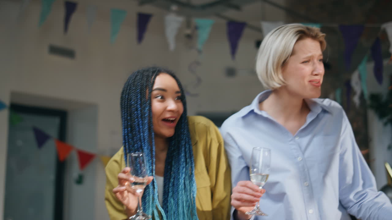 compañeros de trabajo juguetones en silla de montar en la fiesta de la oficina de cerca. hombres felices divertidos compiten