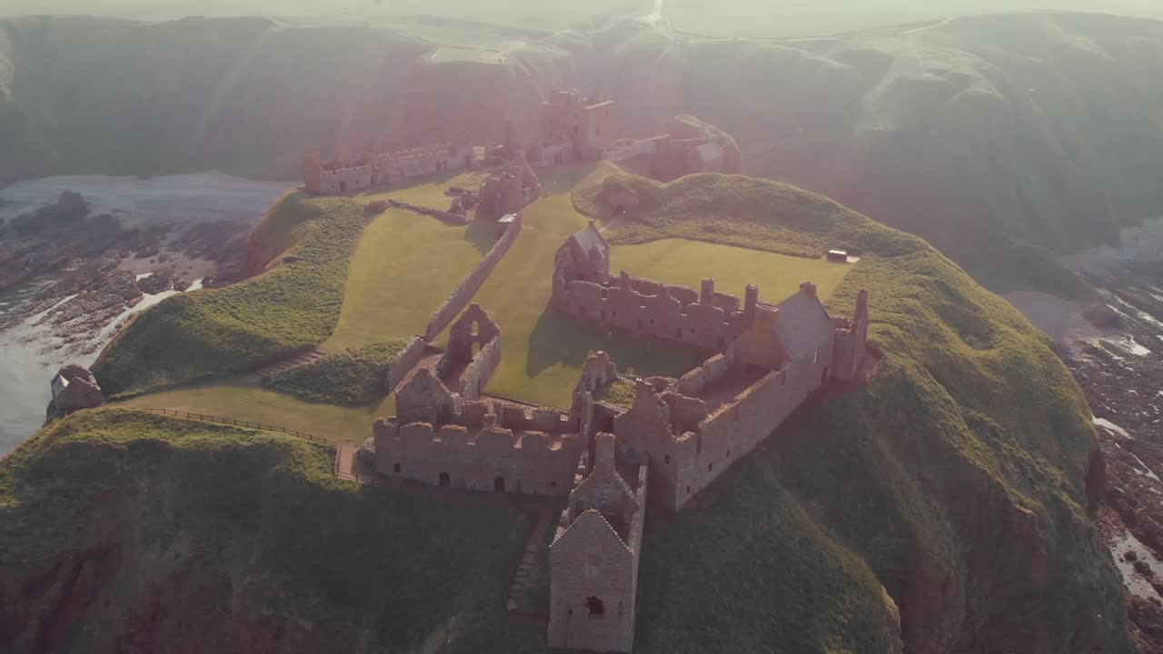 castillo de dunnottar con cielo despejado en stonehaven, aberdeen, escocia, reino unido al atardecer