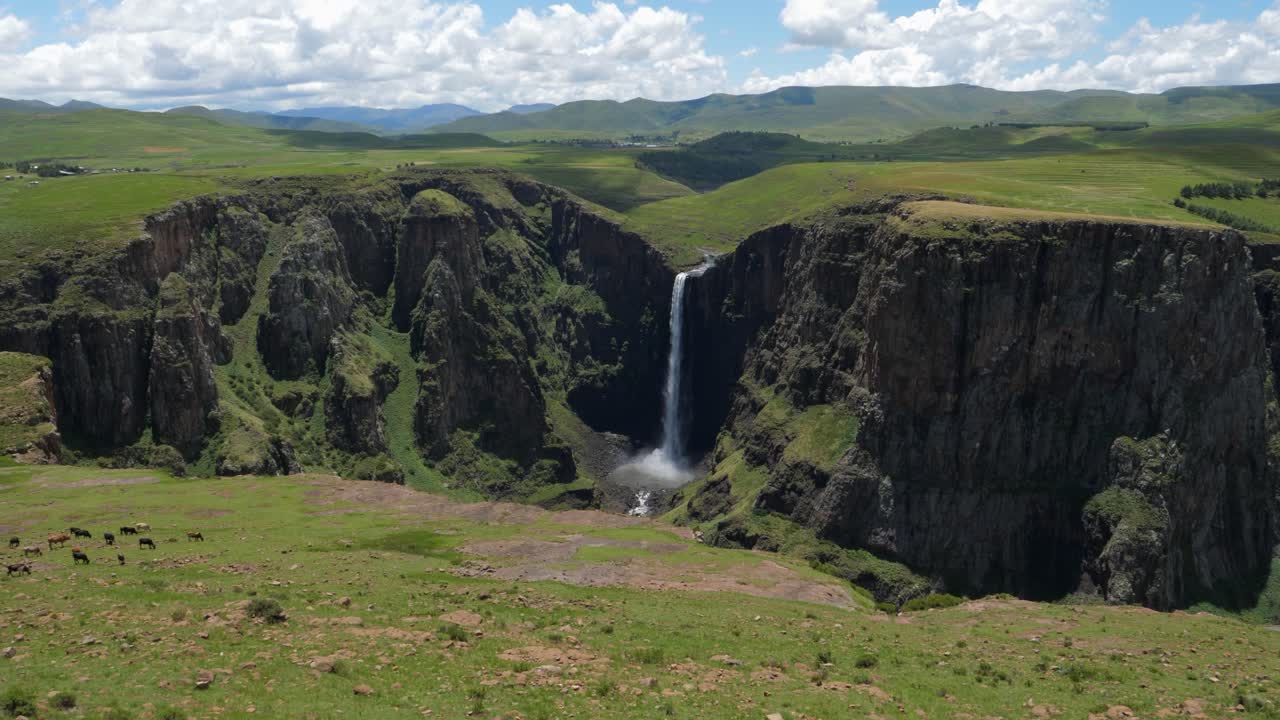 레소토 아프리카의 멋진 높은 폭포: maletsunyane 강 협곡