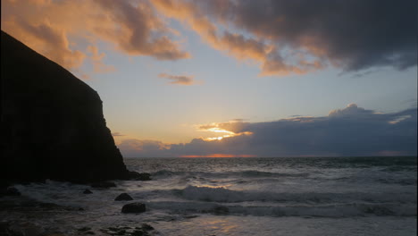 Vista-Del-Paisaje-Marino-De-La-Marea-De-Principios-De-Otoño-Con-Hermosos-Cielos-Y-Olas-Rompiendo-Contra-Las-Rocas