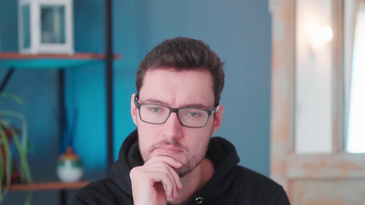 el joven reflexiona sobre la inspiración de la idea