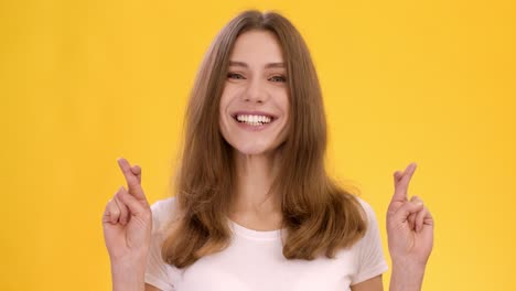mujer cruzando los dedos para la buena suerte