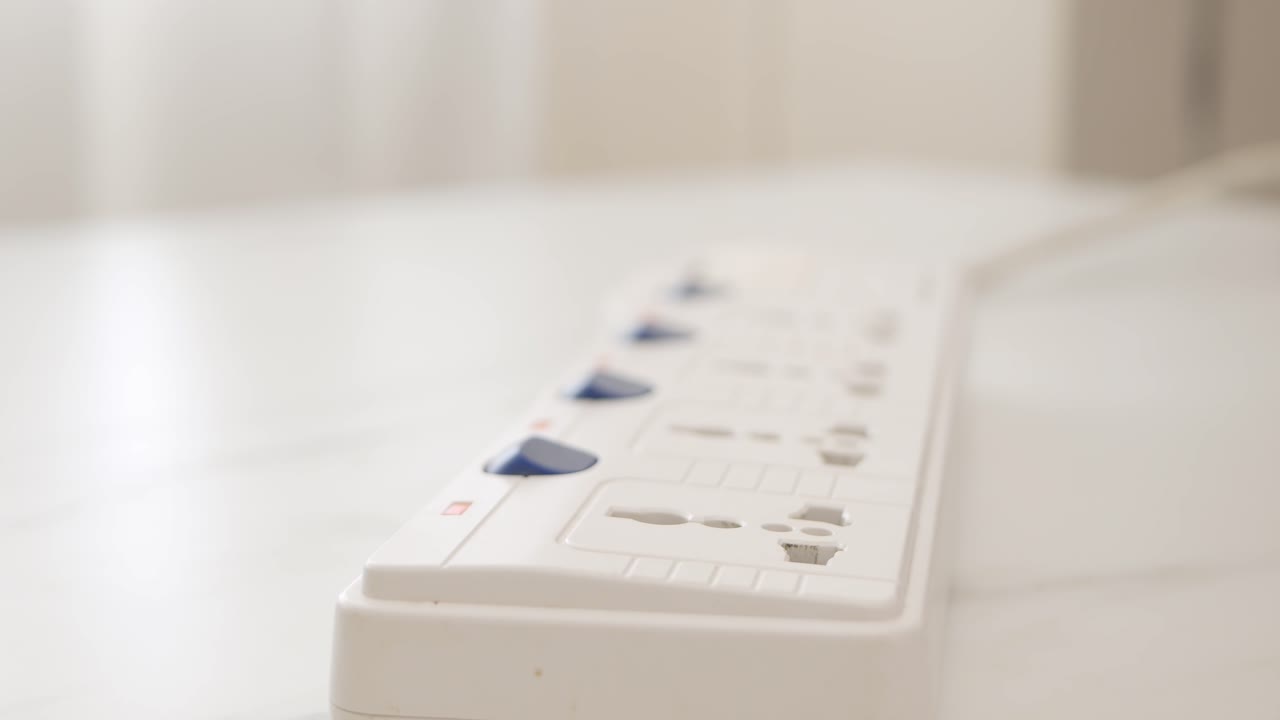 mano del hombre desconectando la batería del adaptador del teléfono y apague el interruptor quitando el cargador