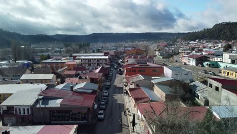 Toma-Inversa-De-Drone-Del-Pueblo-Mágico-De-Creel,-Chihuahua