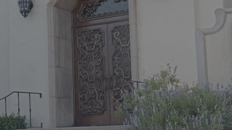 Toma-Panorámica-De-La-Cámara-Izquierda-De-Un-Letrero-LED-Y-Luego-Revela-Una-Entrada-Frontal-Muy-Detallada-A-Un-Edificio