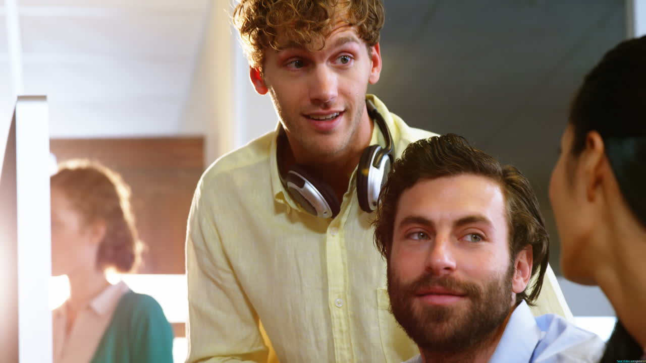 서로 상호작용하는 사업가들