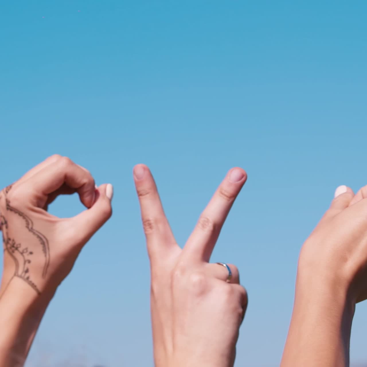 los dedos muestran la palabra amor