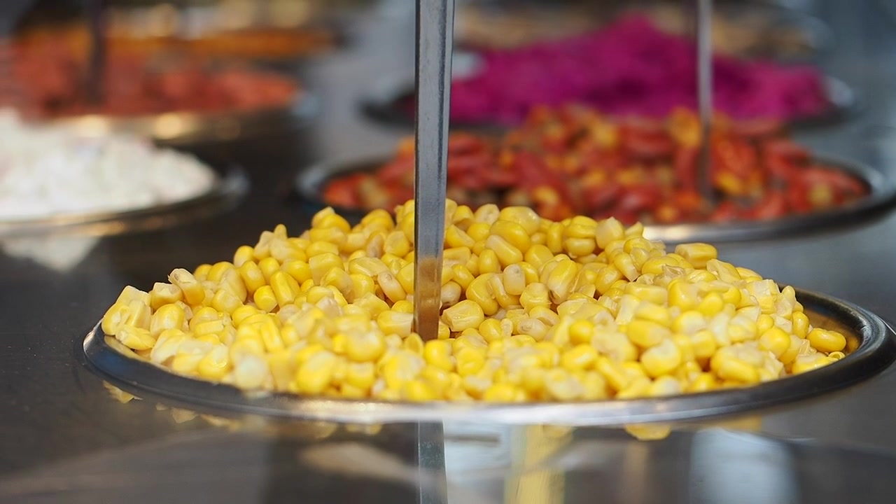 Chicchi di mais gialli freschi in una ciotola da buffet