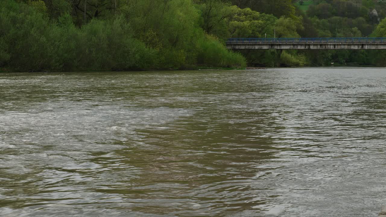 Tilt op-billede fra Orava-floden til slottet i Slovakiet