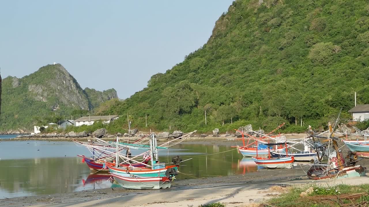 태국 프라추압키리칸 주 카오 롬 무악 바다에 떠 있는 어선