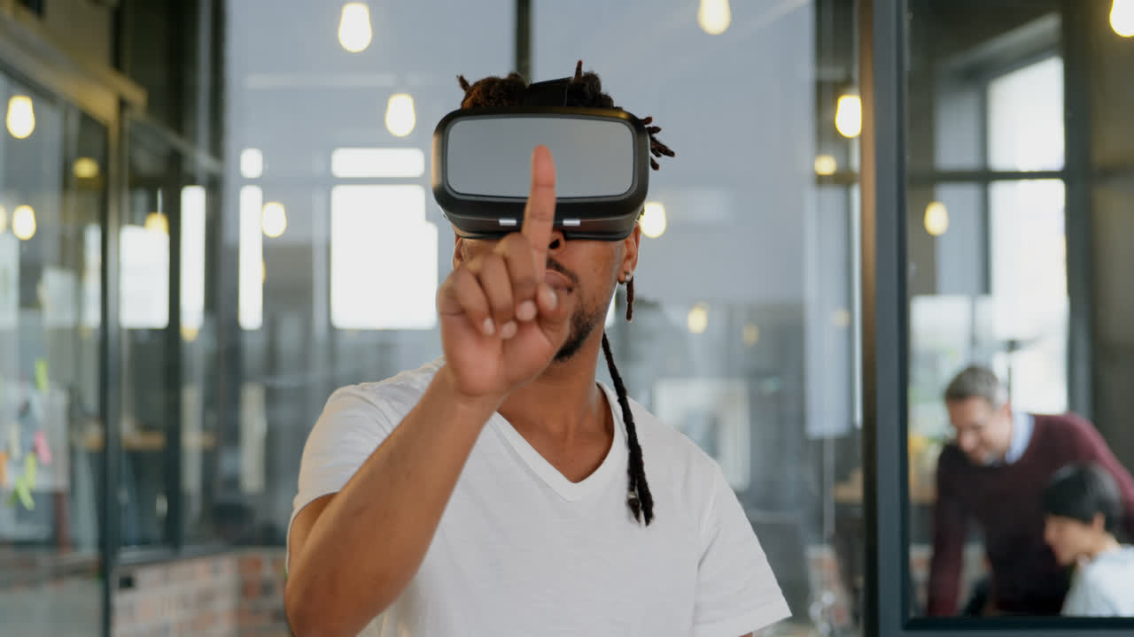 Dirigente uomo che usa un visore per la realtà virtuale in ufficio 4K
