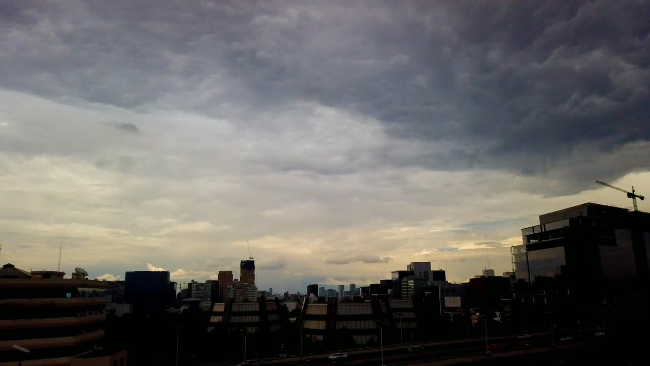 hiperlapso de nubes moviéndose en la ciudad
