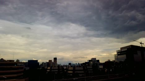 hiperlapso de nubes moviéndose en la ciudad