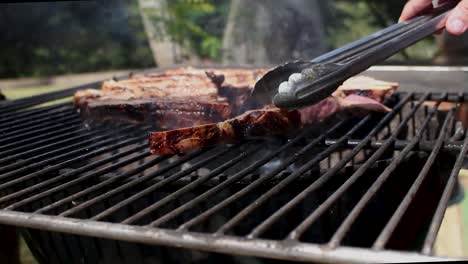 Deliciosas-Costillas-A-La-Barbacoa-Giradas-De-Un-Lado-A-Otro