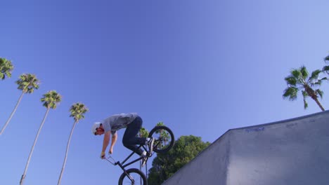 Ángulo-De-Visión-Baja-De-Un-Ciclista-BMX-Ejecutando-Un-Salto-En-Un-Skatepark-1