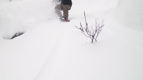 Australien-Winter-White-Out-Perisher-Vail-Pulver-Surfen-Rock-Cliff-Drop-Snowboarding-Slash-Winter-Bluebird-Windig-Schneebedeckt-Tropfen-Zeitlupe-Von-Taylor-Brant-Film