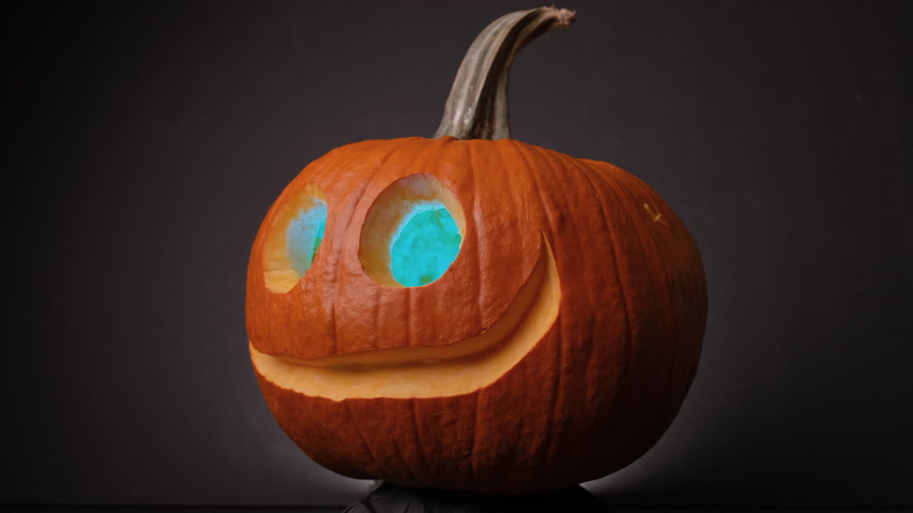 colorido ojo brillante jack o linternas girando con fondo negro para halloween