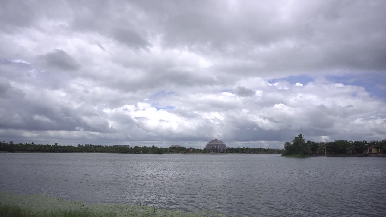 호수, 도시, 구름 인 하늘의 풍경