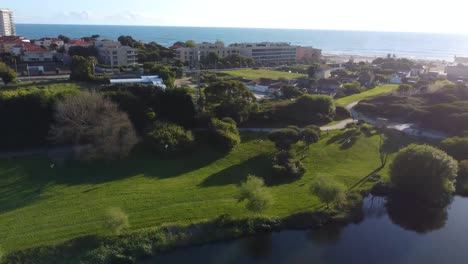 Video-De-Drones-Sobre-Parque-Natural-En-Portugal-Matosinhos,-Parque-De-La-Ciudad,-Naturaleza-Y-Ciudad