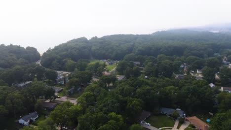 Costa-Exuberante-Y-Brumosa-En-Los-Grandes-Lagos-De-Michigan