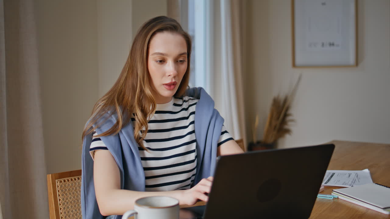 Primo piano di una freelance che lavora da casa al computer portatile. Manager concentrata sul computer