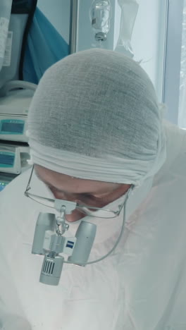 cirujano cardiotorácico opera al paciente. médico experimentado con enfermera realiza una complicada cirugía de bypass de la arteria coronaria en el quirófano
