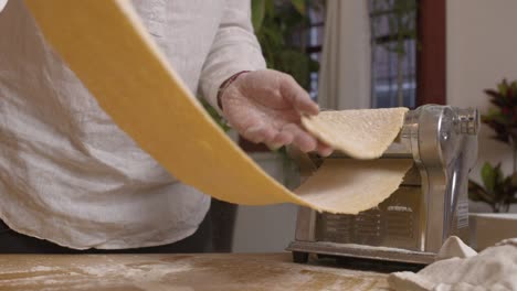 Passing-lasagna-dough-through-the-thinning-machine