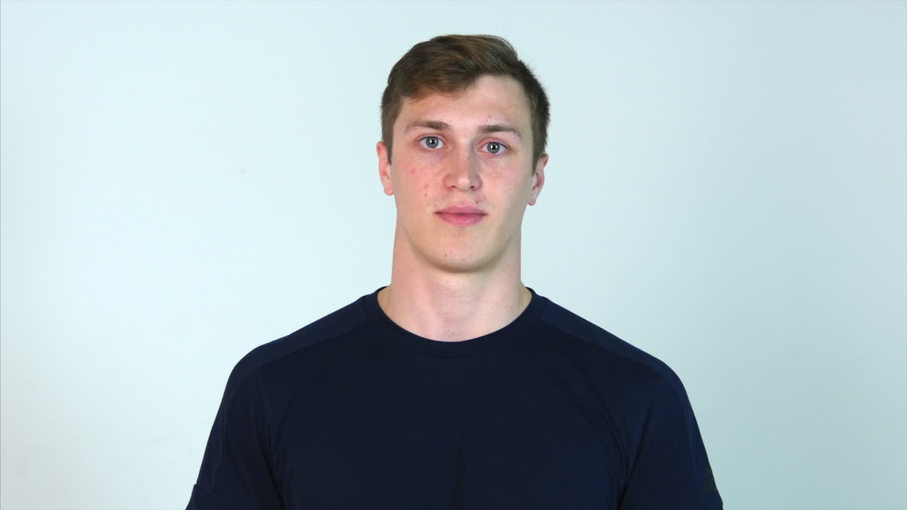 놀란 된 젊은이